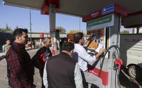 ببینید ، بنزین هست ؛ نحوه توزیع تغییر نموده است ، مردم بدون کارت سوخت به پمپ بنزین نروند