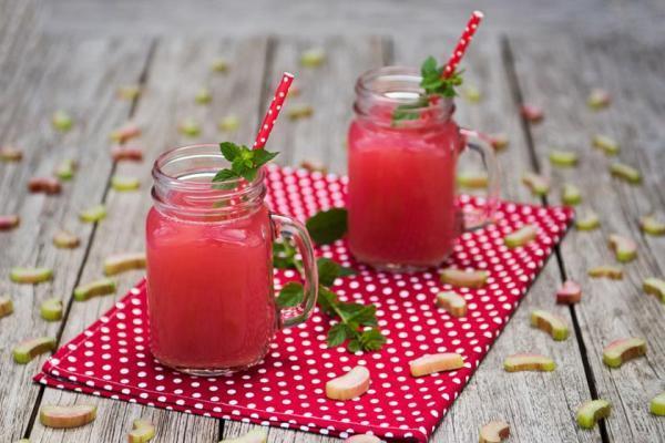 طرز تهیه شربت ریواس؛ نوشیدنی متفاوت و خوش رنگ نیشابوری طرز تهیه شربت ریواس؛ نوشیدنی متفاوت و خوش رنگ نیشابوری