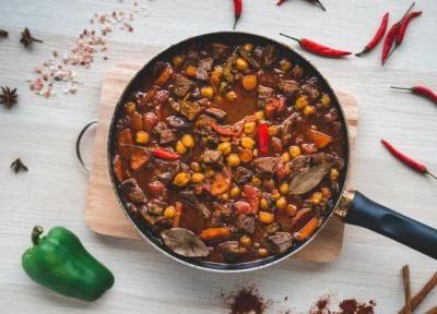 طرز تهیه خورشت بامیه مجلسی؛ رازهای لزج نشدن بامیه و لعاب تمرهندی